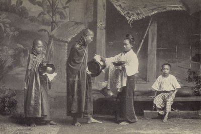 Burma: Pongyi med sin tiggarskål (s/v foto) av Georges Bertin Scott