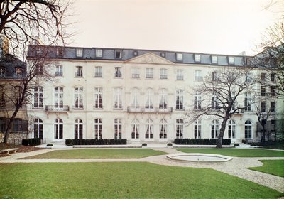 Vy över trädgårdsfasaden på Hotel de Beauharnais, byggt 1713 Interiör i Salon Vert i prins Eugene de Beauharnais (1781-1824) lägenhet. av Germain Boffrand