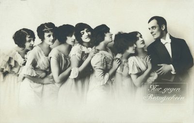 En efterfrågad man (svartvitt foto) av German Photographer
