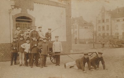 Tyska soldater drar vagn (kanon). Vykort skickat 1913. av German Photographer