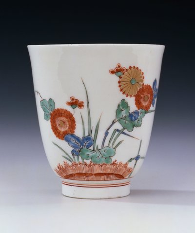 En Bottger Kakiemon utsvängd bägare målad med krysantemum och gräs, ca 1725 av German School