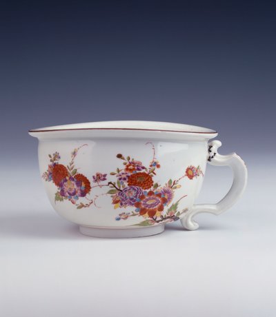 En Bottger bourdaloue av oregelbunden oval form målad på sätt av Johann Ehrenfried Stadler, c.1725 av German School