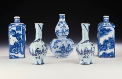 Ett urval av Frankfurt blå och vit keramik i kinesisk stil, inklusive två Frankfurt blå och vit spritkolvar, ett par Frankfurt åttkantiga Yan Yan vaser och en Frankfurt blå och vit dubbelkalebass vas, ca 1700-10 (keramik) ) av German School