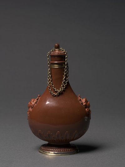 Flaska, tillverkare Meissen Porslinsfabrik, Tyskland, ca 1715 (polerat rött stengods, silverförgyllda fästen) av German School
