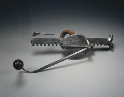 Cranequin, c.1528 (stål med linsnöre och trähandtag) av German School