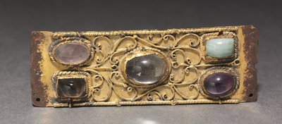 Dekorativ plakett, troligen från en relikvieskrin, c.1200 (förgylld koppar, guldtråd, cabochons) av German School