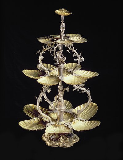 Präglat bordscentrum med skalformade fat av D.T. Moye, Hamburg, 1633-44 (förgylld silver) av German School