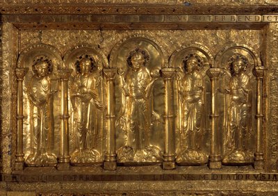Framför altaret i katedralen i Bale Around the Benching Kristus, de tre ärkeänglarna (Michael, Gabriel och Raphael) och Saint Benedict of Nursie, och vid hans fötter sa kejsar Henrik II att den helige (973-1024) och Imponera på Cunegonde (975-103 av German School