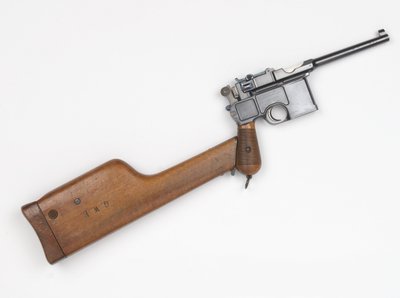 Mauser C96 7,63 mm pistol av German School