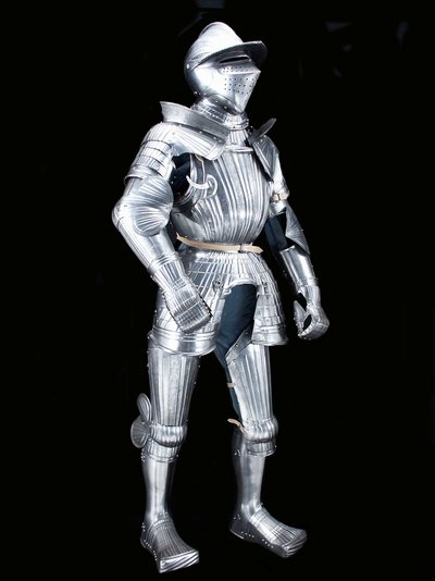 "Maximilian" fältrustning från "Fico"-gruppen, med tillhörande hjälm, c.1525–30, dekorerad c.1805 (etsat stål med modernt läder och restaurationer) av German School