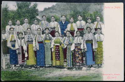 Vykort föreställande rumänsk traditionell klädsel i regionen Arges, ca 1900-10 av German School