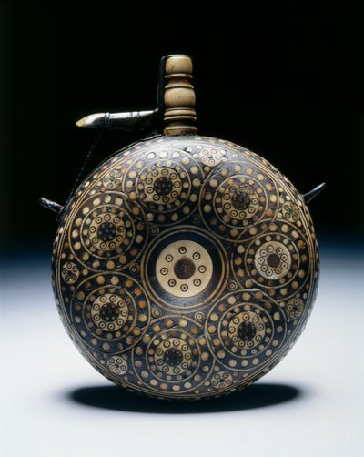 Pulverkolv, c.1620-50 (valnöt med horn, ben, mässing och järn) av German School