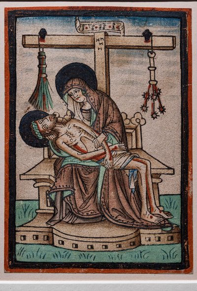 Vesperbild, akvarellträsnitt av tysk gravör, ca 1450. Symbolerna för Kristi passion hänger från korset. av German School