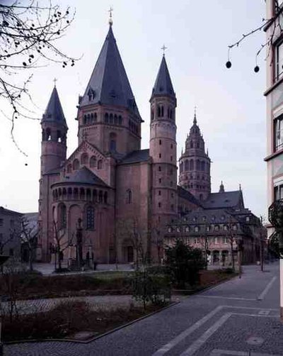 Utsikt över katedralen St. Martin och St. Stephan från nordost av German School