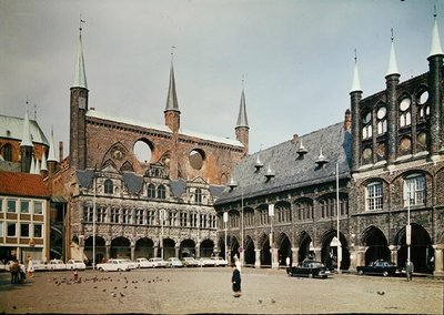 Utsikt över rådhuset på torget av German School