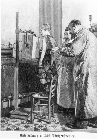 Wilhelm Konrad Roentgen (1845-1923) röntgenbildar en ung pojke, från en bok av Hans Kraemer, ca 1898-99 av German School