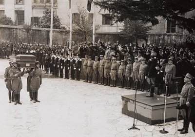Benito Mussolini leder en statlig begravning av en Garibaldi-soldat (s/v foto) av Giacomelli Giacomelli
