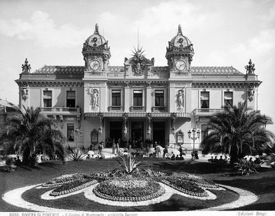 Fasad av Monte Carlo Casino. En skara människor livar upp trappan vid entrén av Giacomo Brogi