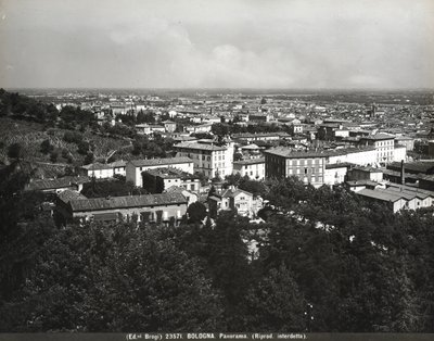 Panorama över Bologna med några fabriker och en kulle. av Giacomo Brogi