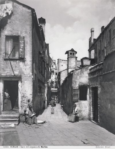 Venedig, Calle dellAngiolo i San Martino, ca 1890 av Giacomo Brogi