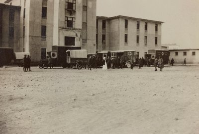 Album "Pictures of War II": Italienska soldater och Röda Korsets ambulanser i Gradisca Sagrado, Gorizia, Italien (s/v foto) av Gigliucci Gigliucci