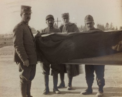 Album "Pictures of War II": Italienska soldater bär kistan till en fallen från det stora kriget (s/v foto) av Gigliucci Gigliucci