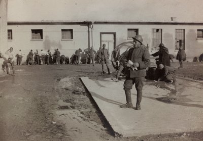 Album "Pictures of War II": Italienska soldater i Gradisca Sagrado, Gorizia, Italien (s/v foto) av Gigliucci Gigliucci