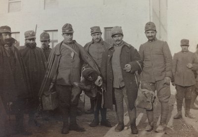 Album "Pictures of War II": Italienska soldater i Gradisca Sagrado, Gorizia, Italien (s/v foto) av Gigliucci Gigliucci