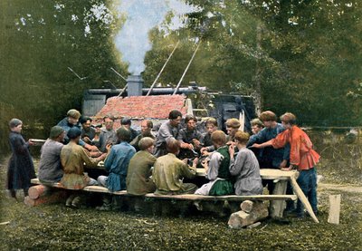 Workmens matsal i en by, Ryssland, c1890 av Gillot