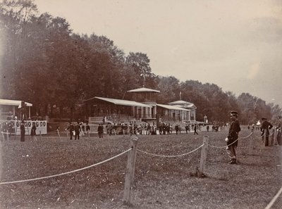 Polisman på en galoppbana under ett hästkapplöpning av Giorgio Enrico (attr.to) Levi