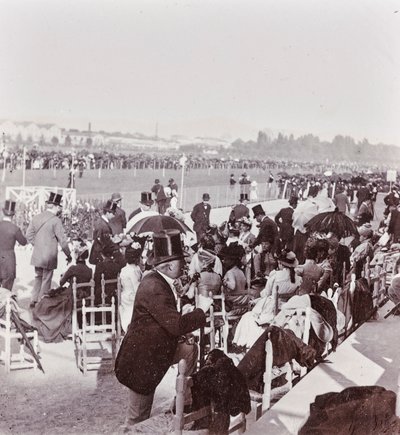 Åskådare kapplöpningsbanan i Cascineparken: General Pralormo, Neri Corsini, Alberto Rignano, Gennaro Placci, grevinnan Maud Ricci, grevinnan av Perkenstein av Giorgio Enrico (attr.to) Levi