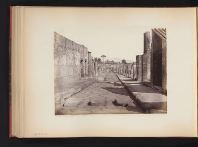 Utsikt över Strada della Abbondanza i Pompeji, Italien Strada della Abbondanza. Pompeji (titel på objekt) av Giorgio Sommer (attributed to)