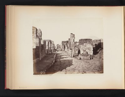 Vy över Strada di Salustio i Pompeji, Italien Gatan i Salustio. Pompeji (titel på objekt) av Giorgio Sommer (attributed to)