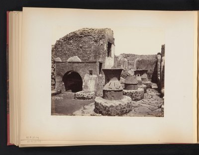 Ruinerna av ett bageri i Pompeji Casa di fornai Pompei (titel på objekt) av Giorgio Sommer (attributed to)