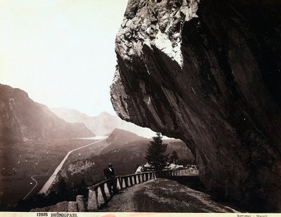 En väg i Brünigpass-bergen, i Schweiz av Giorgio Sommer