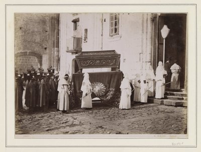 Begravningsprocession av munkar med spetsiga huvor vid ingången till en kyrka i Italien av Giorgio Sommer
