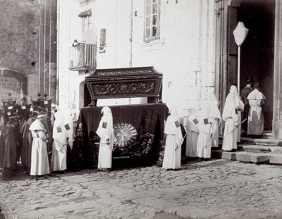 Begravningståget för kongregationen San Francesco i Neapel. I förgrunden, framför en kyrka, följer många "bröderskapsbröder" i vita tunikor och huvor en katafalk dekorerad med ett broderat tyg som kistan är placerad på av Giorgio Sommer