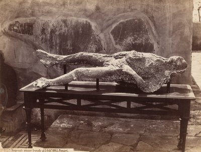 Mänskliga fotspår, Pompeji [Human Cast, Pompeii] av Giorgio Sommer