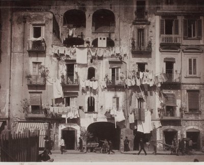 "Napoli" - Hyreshus i Neapel av Giorgio Sommer