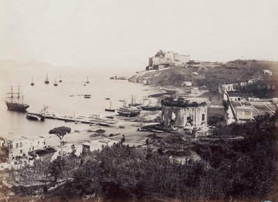 Panorama över den pittoreska Baiabukten (Neapel), prickad med segelbåtar. I förgrunden, mitt emot den lilla kajen, ligger Venustemplet. I bakgrunden, uppflugen på en udde, är Vicekonungens slott från 1500-talet av Giorgio Sommer