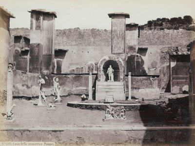 Delvis utsikt över den förhöjda trädgården till huset av Marcus Lucretius i Pompeji, dekorerad med marmorstatyer och herms. I mitten en fontän med en nisch. I bakgrunden fragment av väggmålningar av Giorgio Sommer