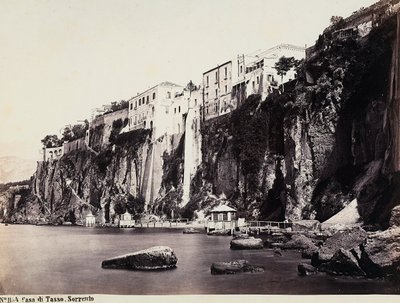 Tassos hus ligger rakt över havet i Sorrento av Giorgio Sommer