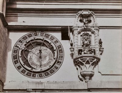Klocktornets kvadrant i Bern, av Kaspar Brunnen (1527-1530). Vid sidan av den astronomiska klockan ett kiosk som innehåller statyetter som slås på av själva klockan fyra minuter innan klockan slår av Giorgio Sommer