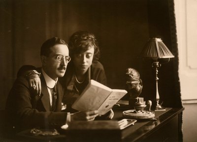 Gift par som läser en bok av Phillipe de Marlier