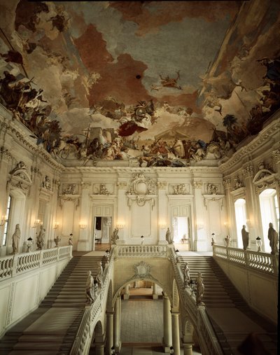 Vy över den stora trappan och taket dekorerad av Giovanni Battista (Giambattista) Tiepolo (1696-1770), som representerar allegorin om de fem kontinenterna. 1753 Palace of Wurzburg (Würzburg) realiserat av arkitekten Johann Balthasar Neumann (1687-1753) Ger av Giovanni Battista Tiepolo