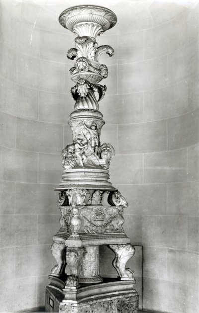 Kandelabrar designade av Piranesi på basis av romerska antika föremål för hans egen grav (marmor) av Giovanni Battista Piranesi