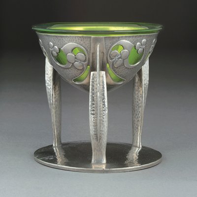En Tudric coupé i tenn och glas av Giovanni Bigatti