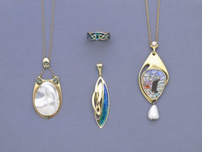 En grupp Liberty & Co gula metall- och emaljhängen och en ring designad av Archibald Knox av Giovanni Bigatti