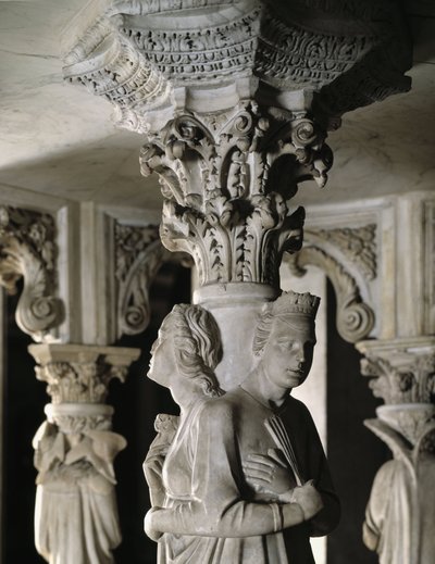 Detalj av de skulpterade grupperna som stöder stolen realiserad av Giovanni Pisano (1248-1314): Theologales Vertus (Detalj av skulpturerna som stöder marmorpredikstolen, de teologiska dygderna) 1302-1311 Cathedrale de Pisa (Duomo di Pisa), Italien av Giovanni Pisano
