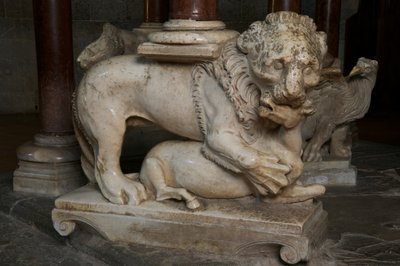 Lejon, på predikstolen i kyrkan Sant